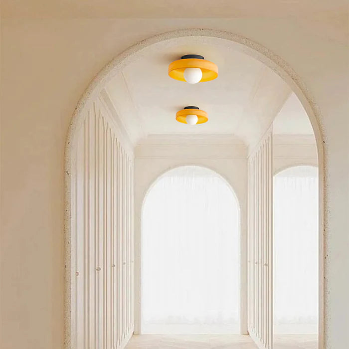 Minimalistyczna lampa wisząca z delikatnym światłem