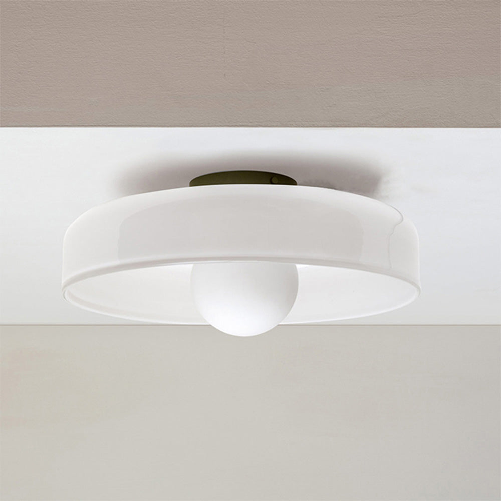 Minimalistyczna lampa wisząca z delikatnym światłem