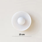 Minimalistyczna lampa wisząca z delikatnym światłem