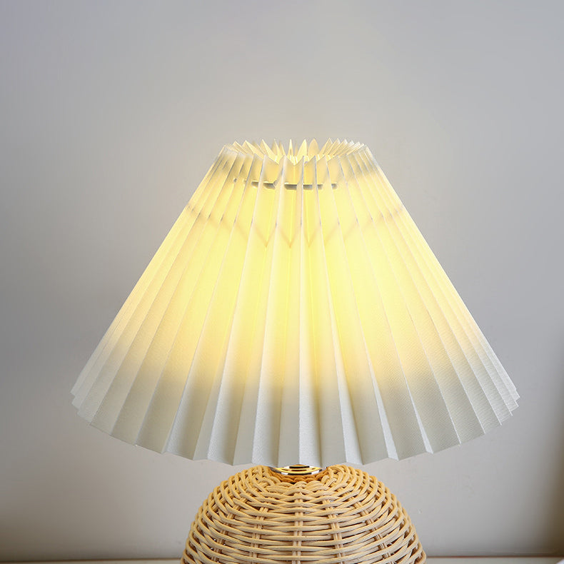 Tkana rattanowa lampa stołowa LED z plisowanym abażurem z tkaniny