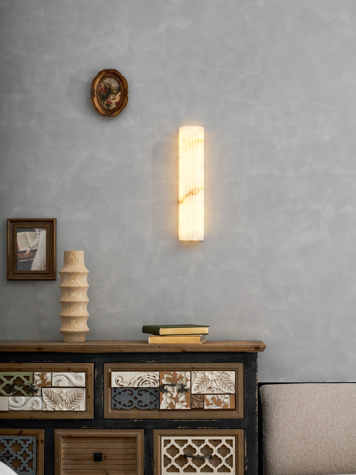 Estetyczna lampa ścienna z alabastru
