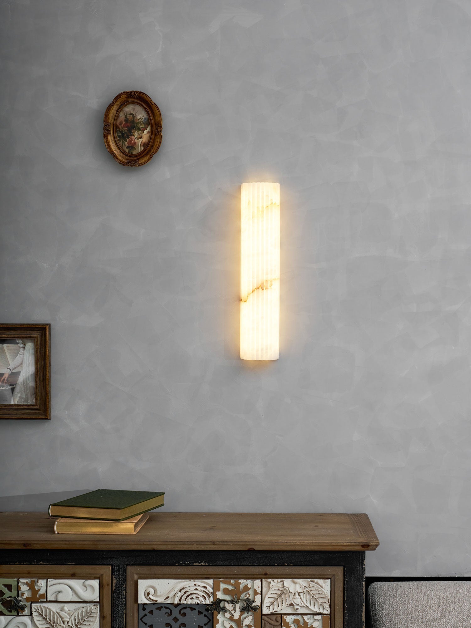 Estetyczna lampa ścienna z alabastru