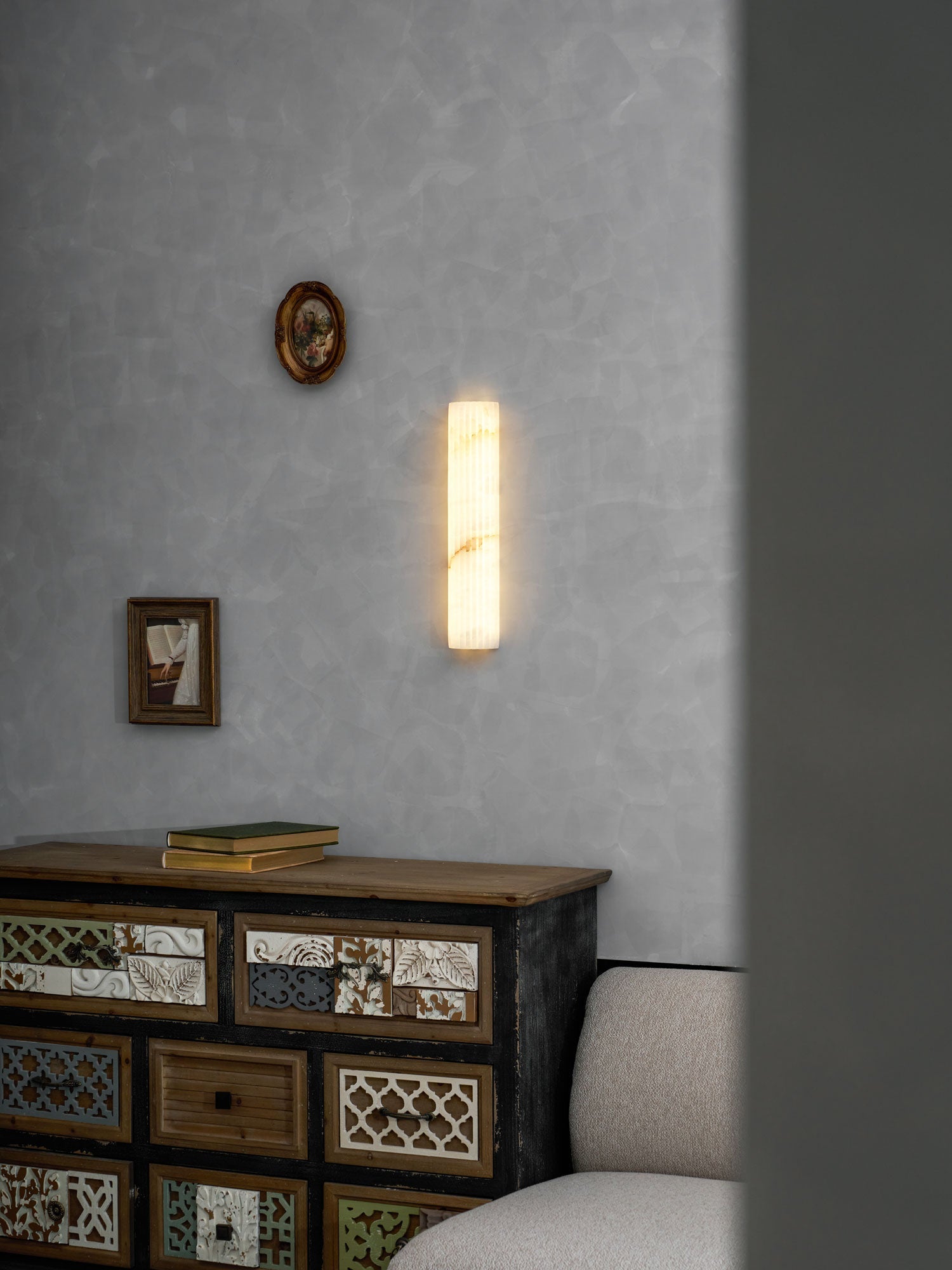 Estetyczna lampa ścienna z alabastru
