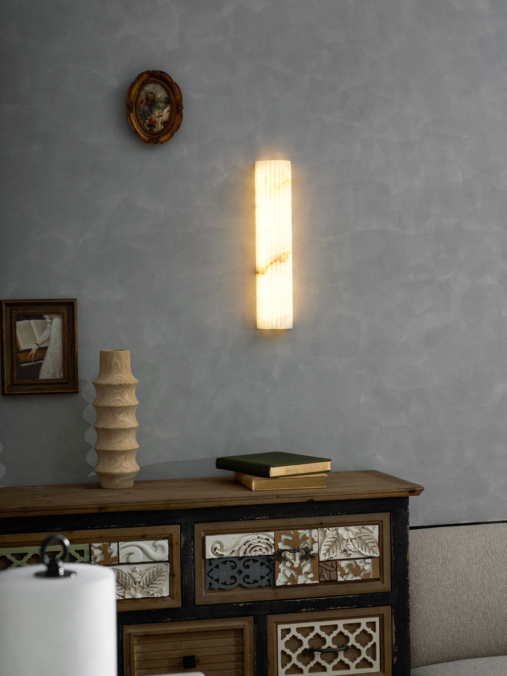 Estetyczna lampa ścienna z alabastru