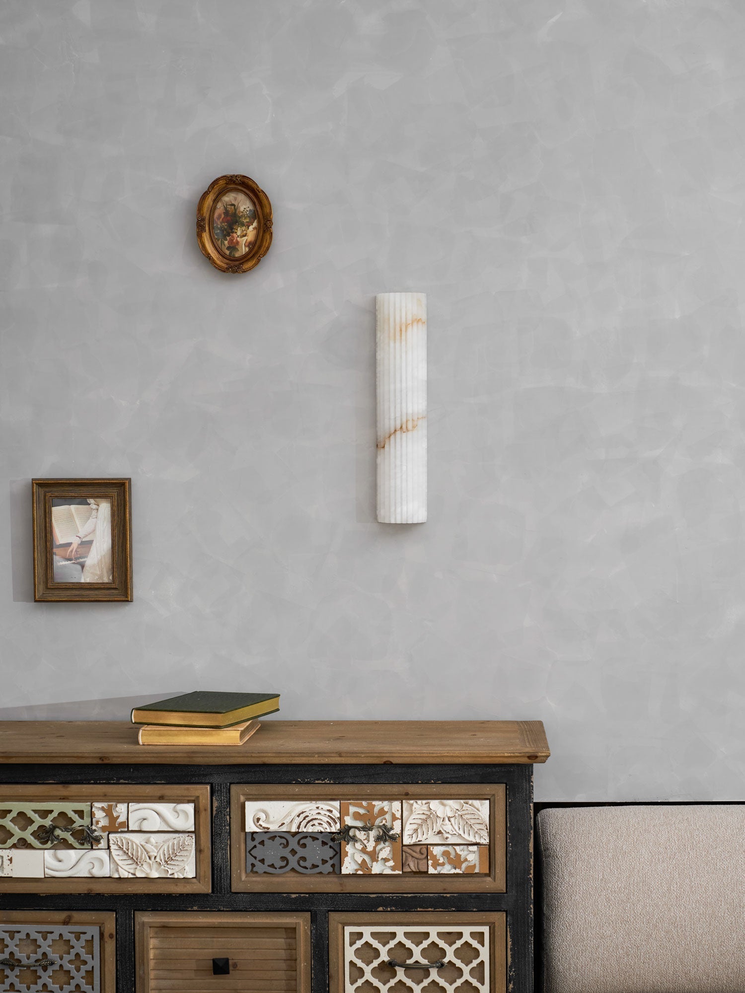 Estetyczna lampa ścienna z alabastru