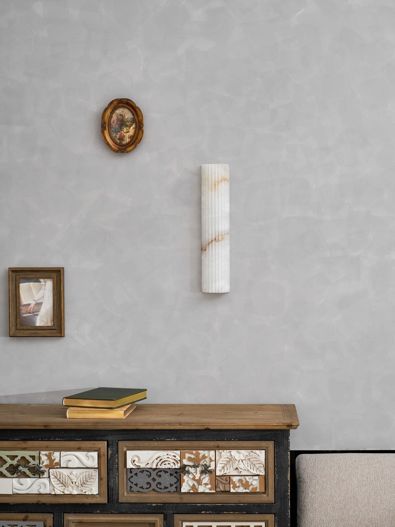 Estetyczna lampa ścienna z alabastru