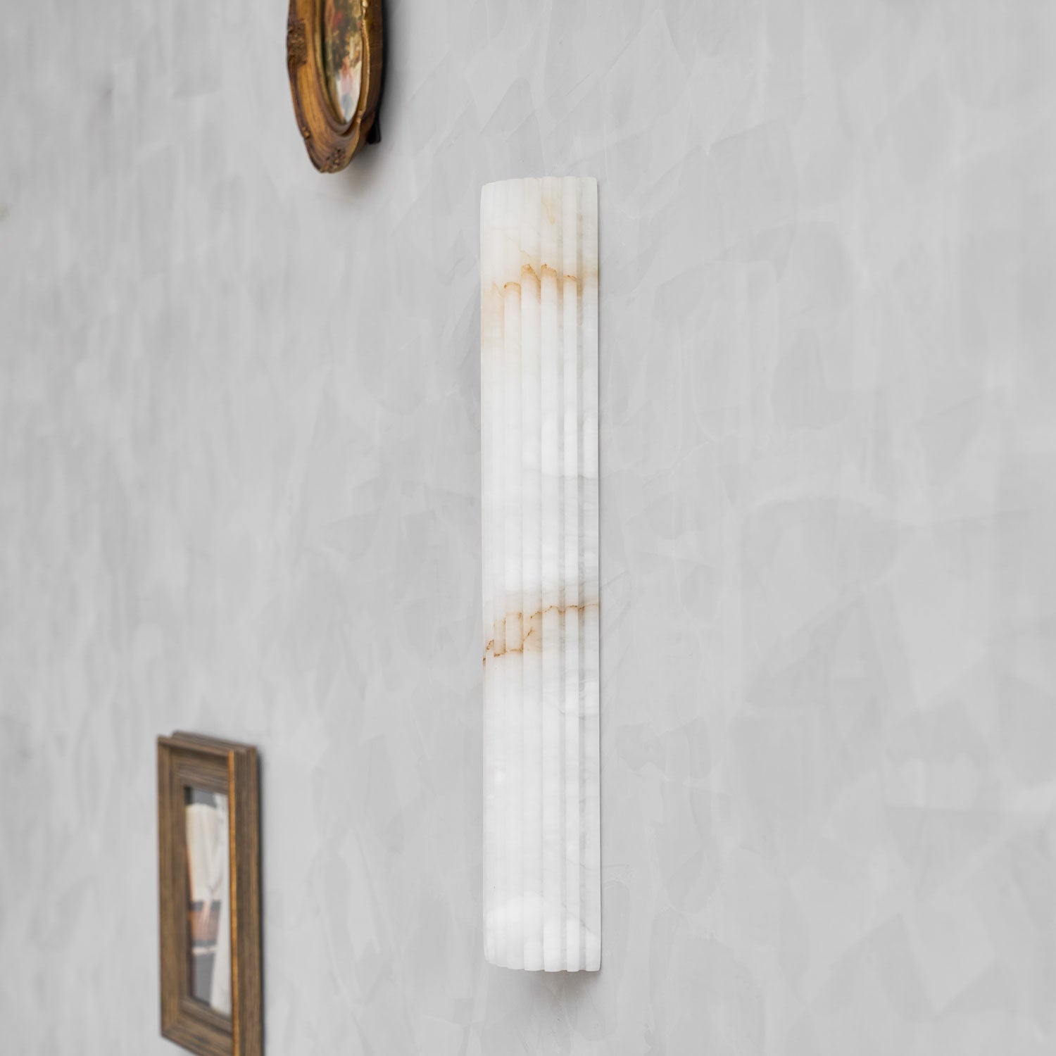 Estetyczna lampa ścienna z alabastru