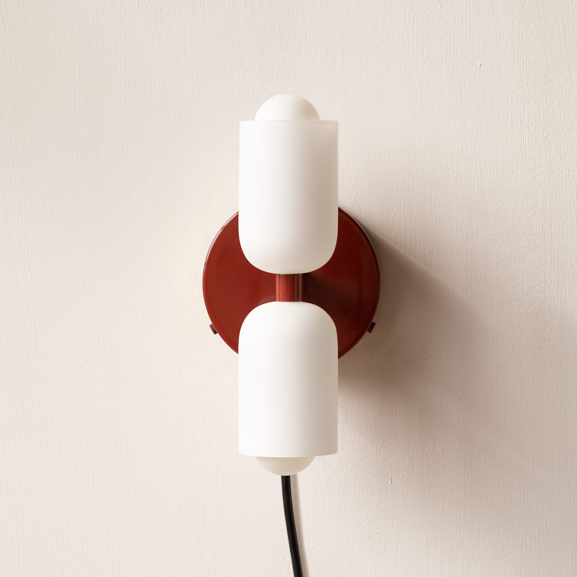Współczesna lampa ścienna z ciepłym światłem
