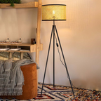 Artystyczna lampa podłogowa w stylu boho z zakrzywioną ramą