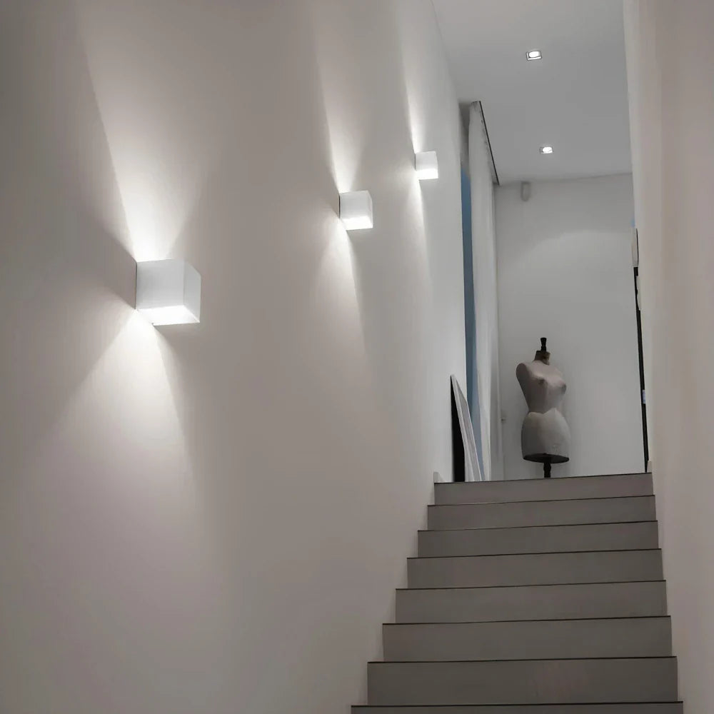 Nowoczesna kinkiet w kształcie sześcianu z regulowanym kątem świecenia