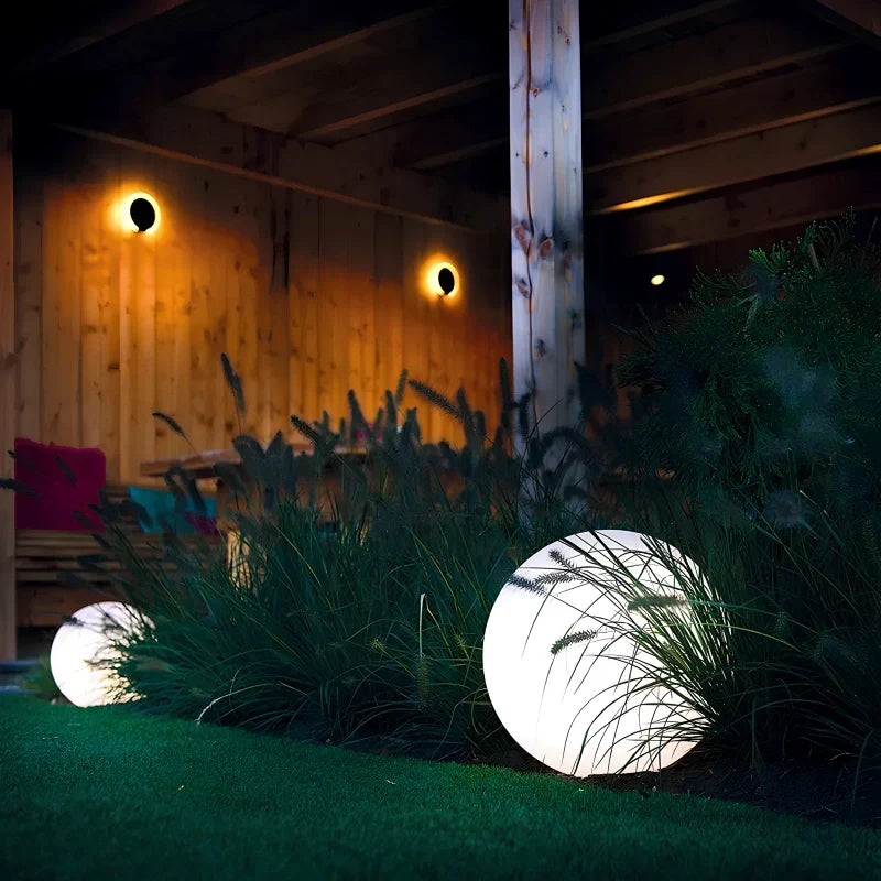 Lampa zewnętrzna LED Globe z pilotem i opcją zasilania energią słoneczną
