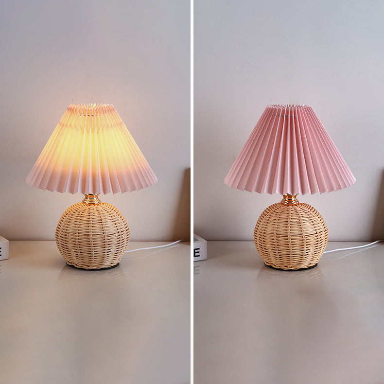 Tkana rattanowa lampa stołowa LED z plisowanym abażurem z tkaniny