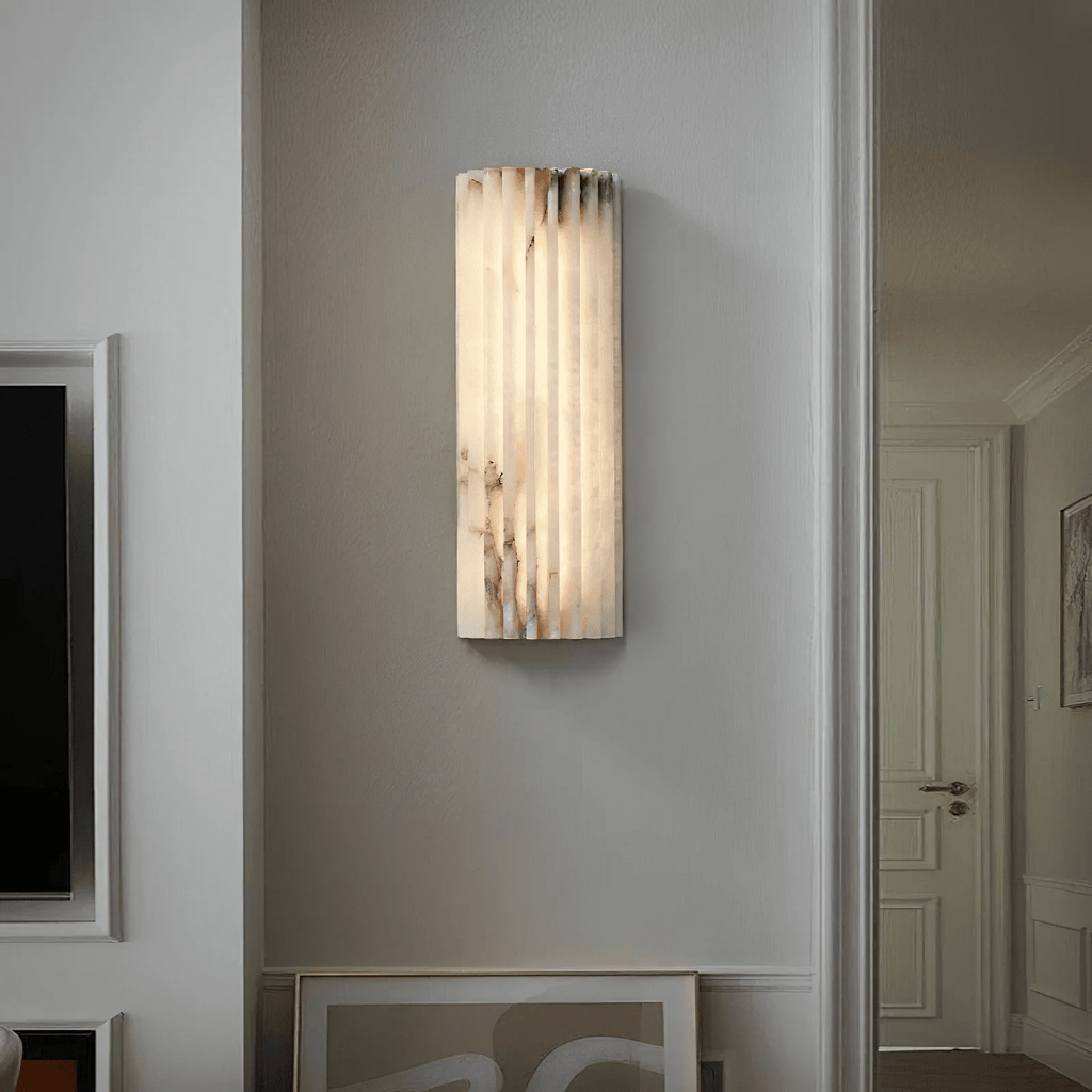 Estetyczna lampa ścienna z alabastru