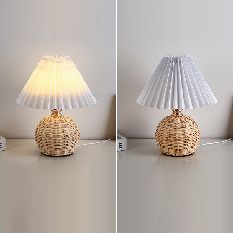 Tkana rattanowa lampa stołowa LED z plisowanym abażurem z tkaniny
