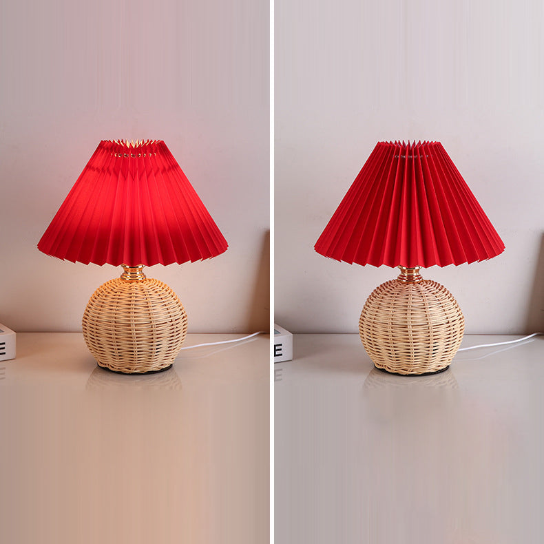 Tkana rattanowa lampa stołowa LED z plisowanym abażurem z tkaniny