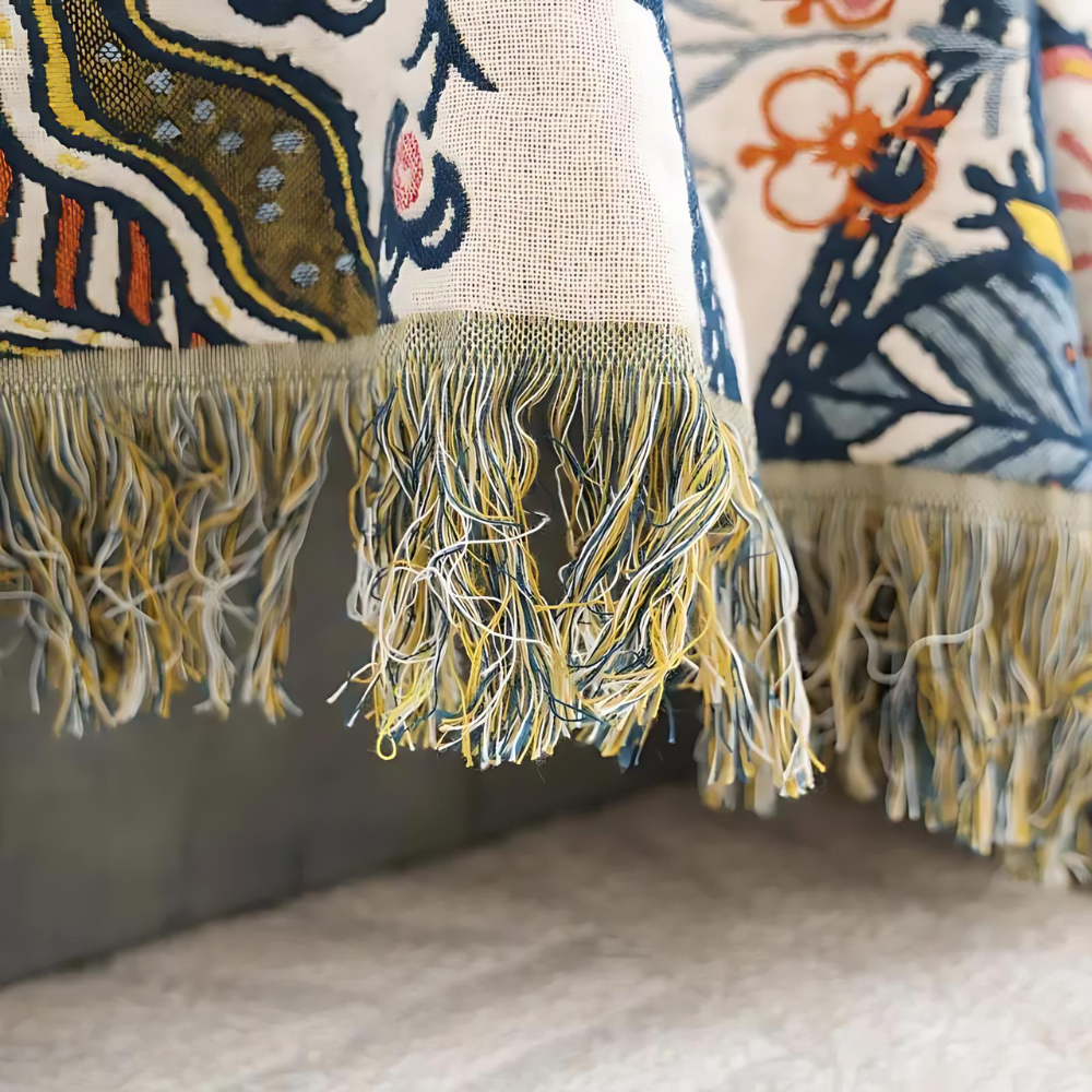 Artystyczny koc w stylu boho z motywem kwiatowym