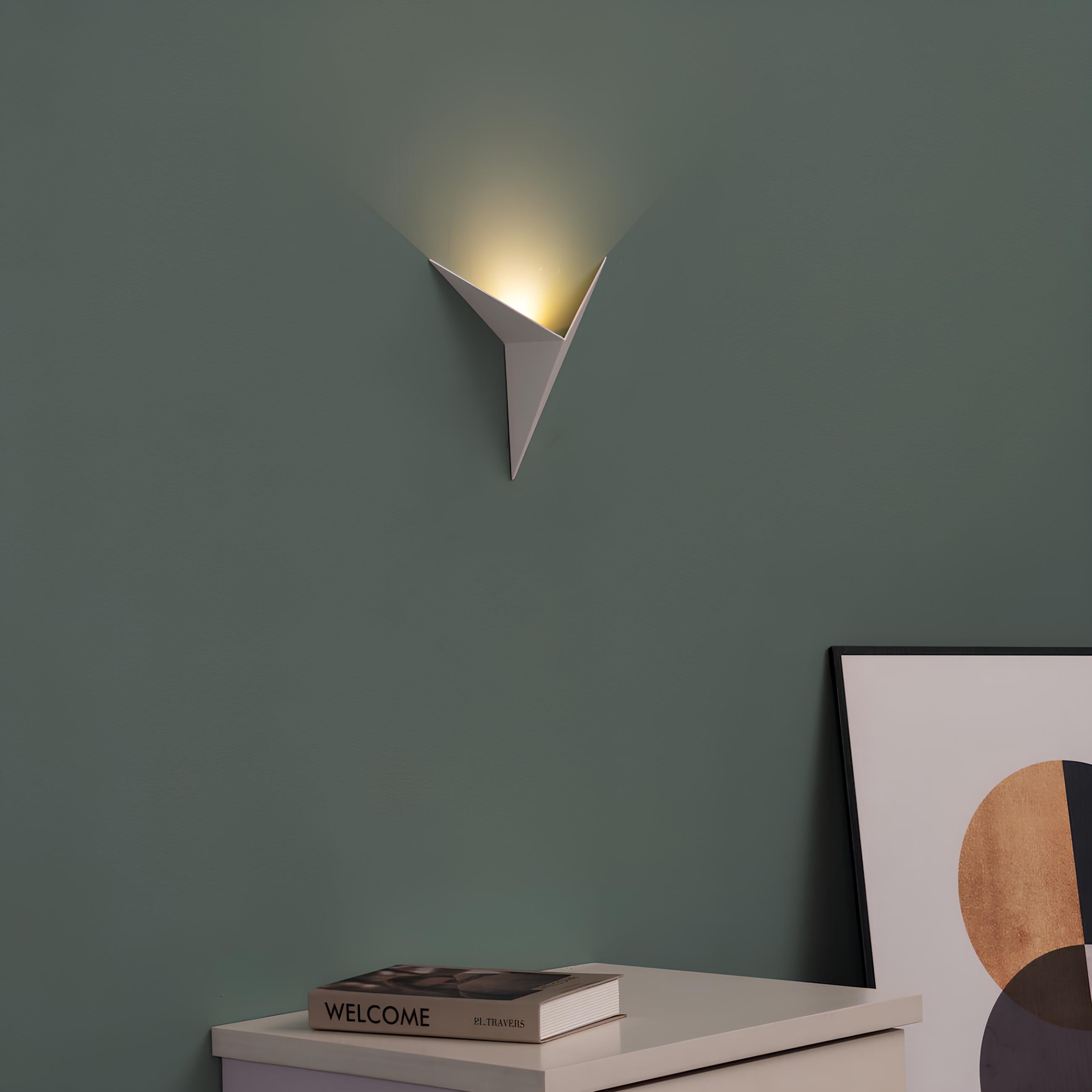 Artystyczna smukła trigon lampa ścienna