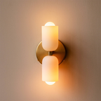 Współczesna lampa ścienna z ciepłym światłem
