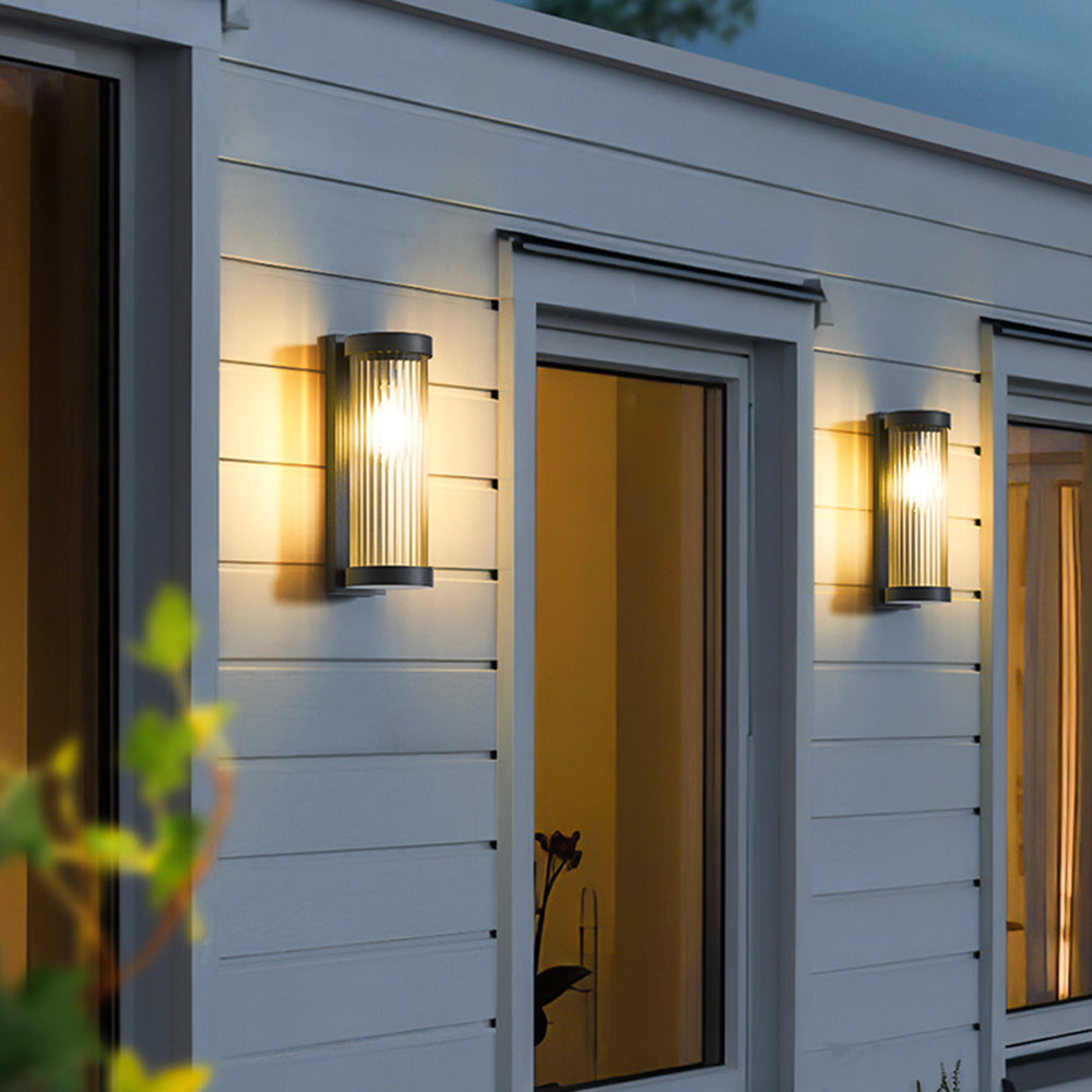 Elegancka lampa ścienna zasilana energią słoneczną do ogrodu i patio