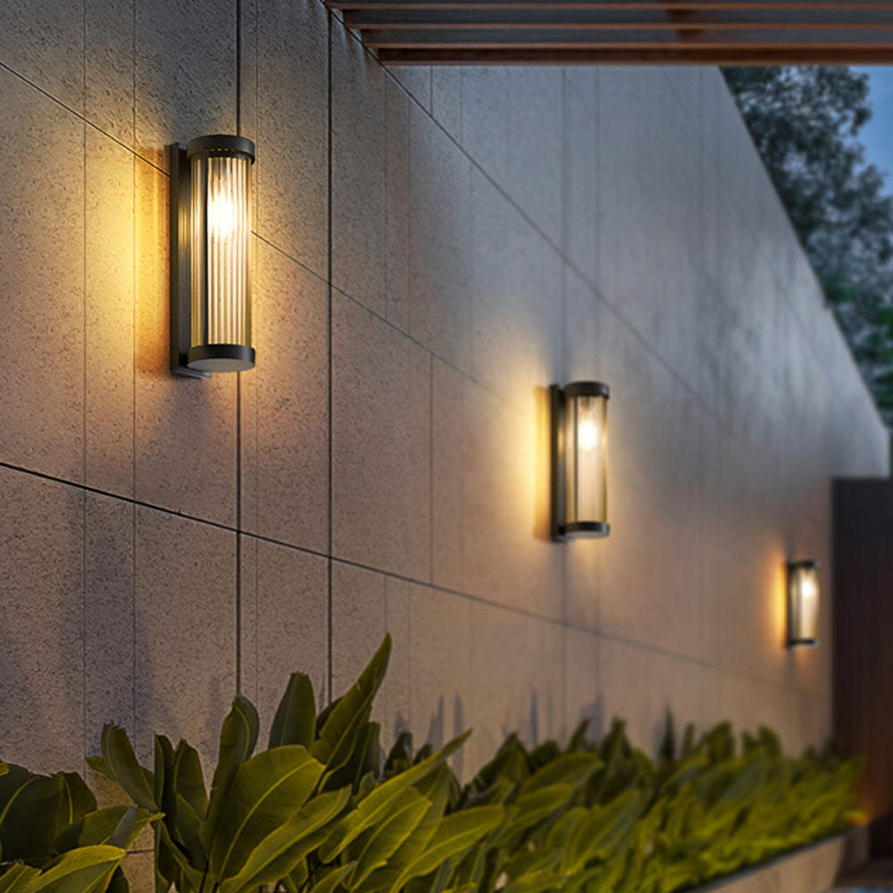 Elegancka lampa ścienna zasilana energią słoneczną do ogrodu i patio