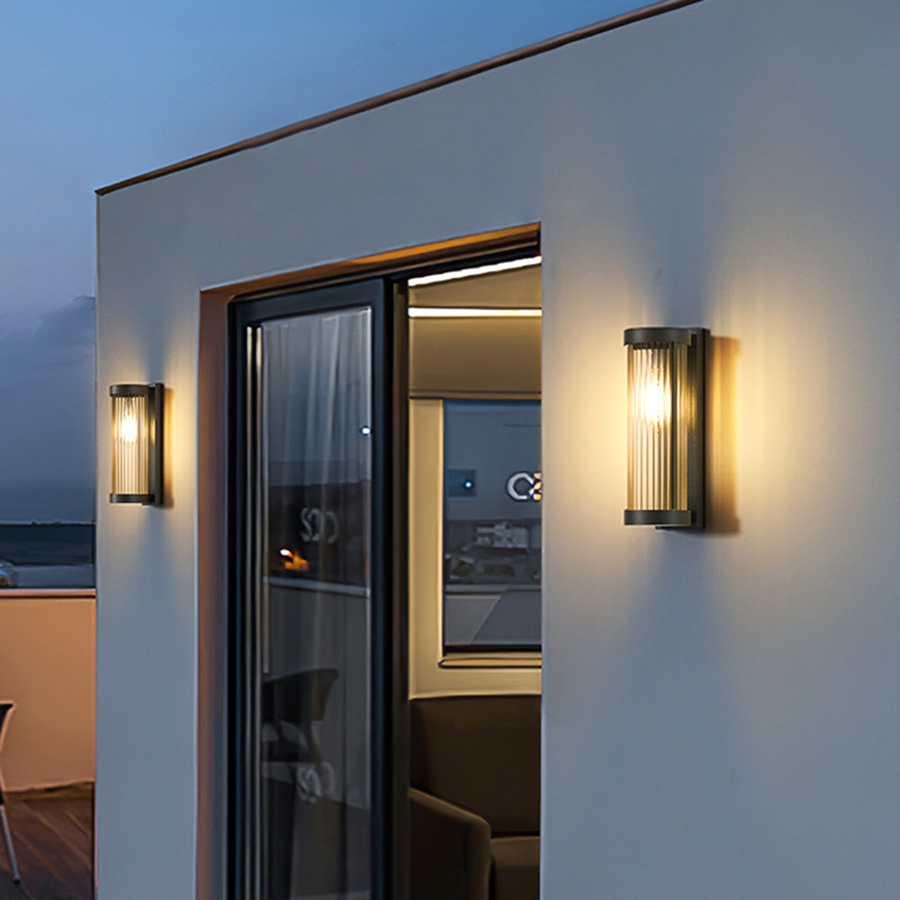 Elegancka lampa ścienna zasilana energią słoneczną do ogrodu i patio