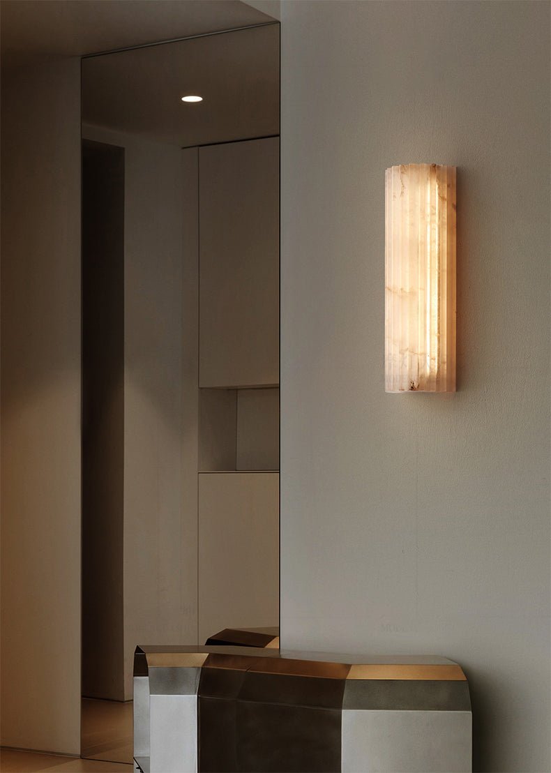 Estetyczna lampa ścienna z alabastru