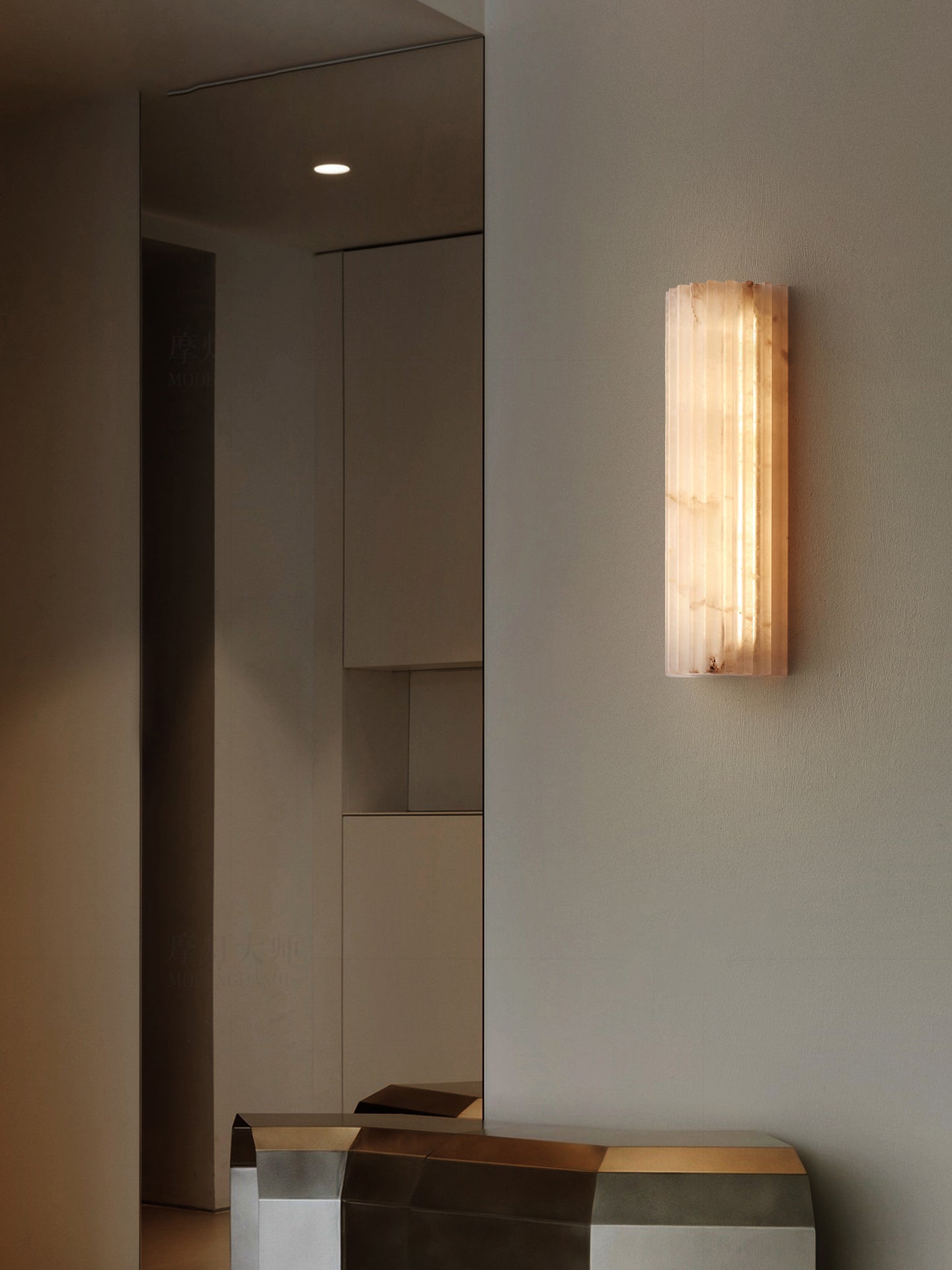 Estetyczna lampa ścienna z alabastru