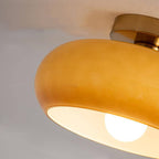 Klasyczna okrągła szklana lampa sufitowa w ciepłym bursztynowym odcieniu
