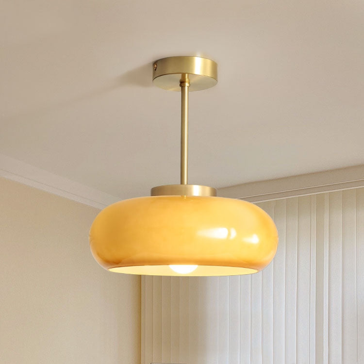 Klasyczna okrągła szklana lampa sufitowa w ciepłym bursztynowym odcieniu