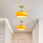 Klasyczna okrągła szklana lampa sufitowa w ciepłym bursztynowym odcieniu