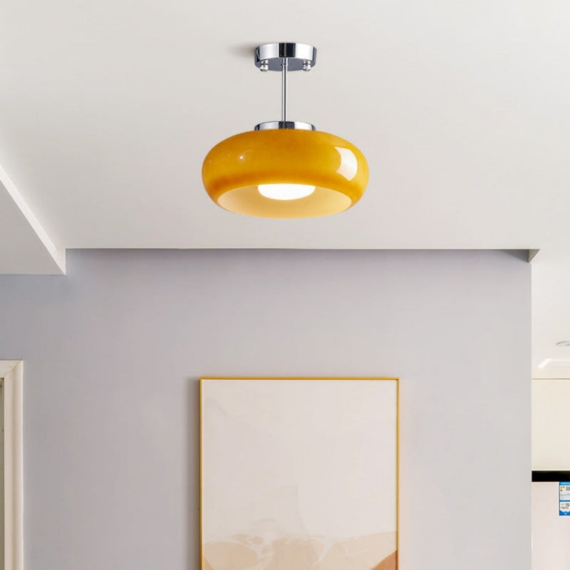 Klasyczna okrągła szklana lampa sufitowa w ciepłym bursztynowym odcieniu