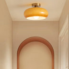 Klasyczna okrągła szklana lampa sufitowa w ciepłym bursztynowym odcieniu