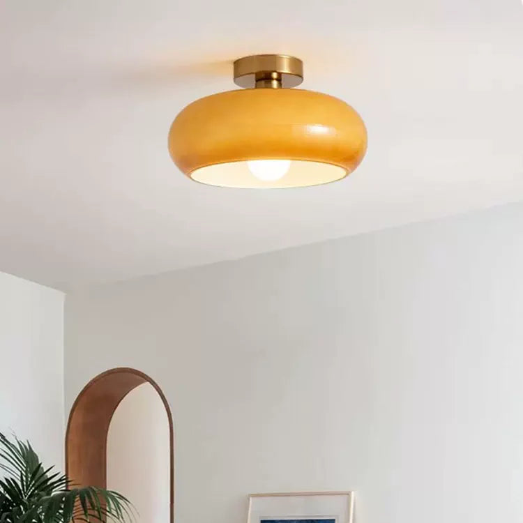 Klasyczna okrągła szklana lampa sufitowa w ciepłym bursztynowym odcieniu