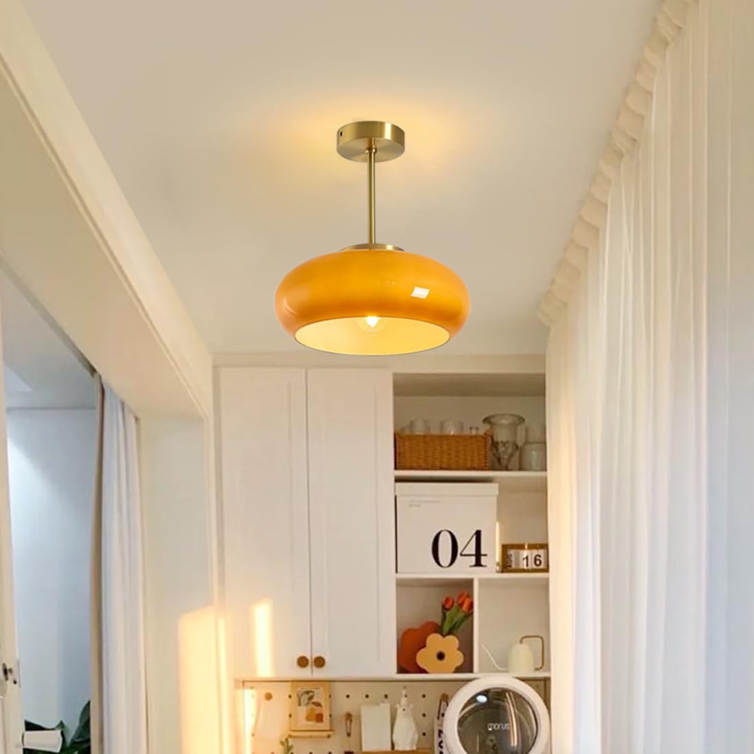 Klasyczna okrągła szklana lampa sufitowa w ciepłym bursztynowym odcieniu