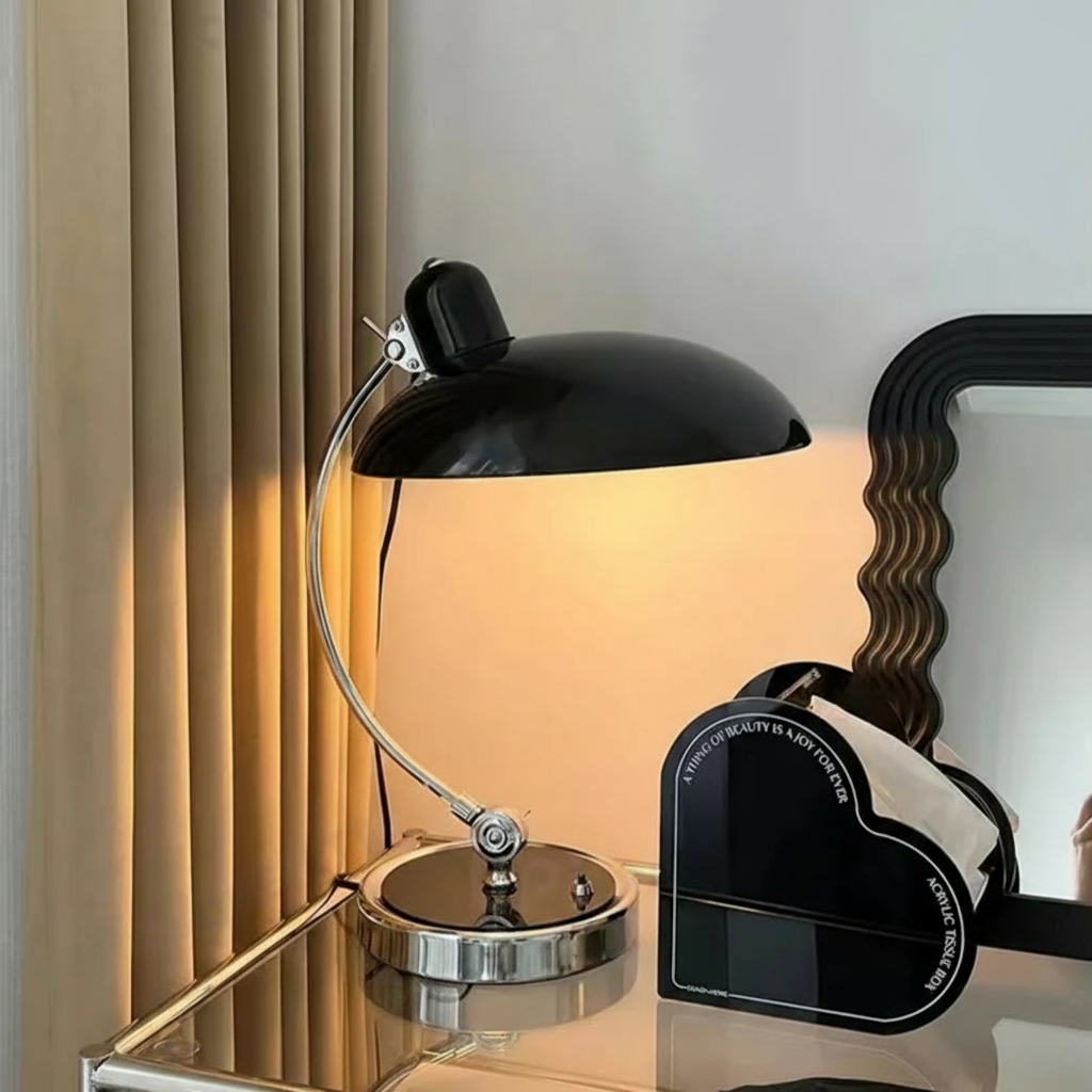 Skandynawska żelazna lampa stołowa z nastrojowym oświetleniem