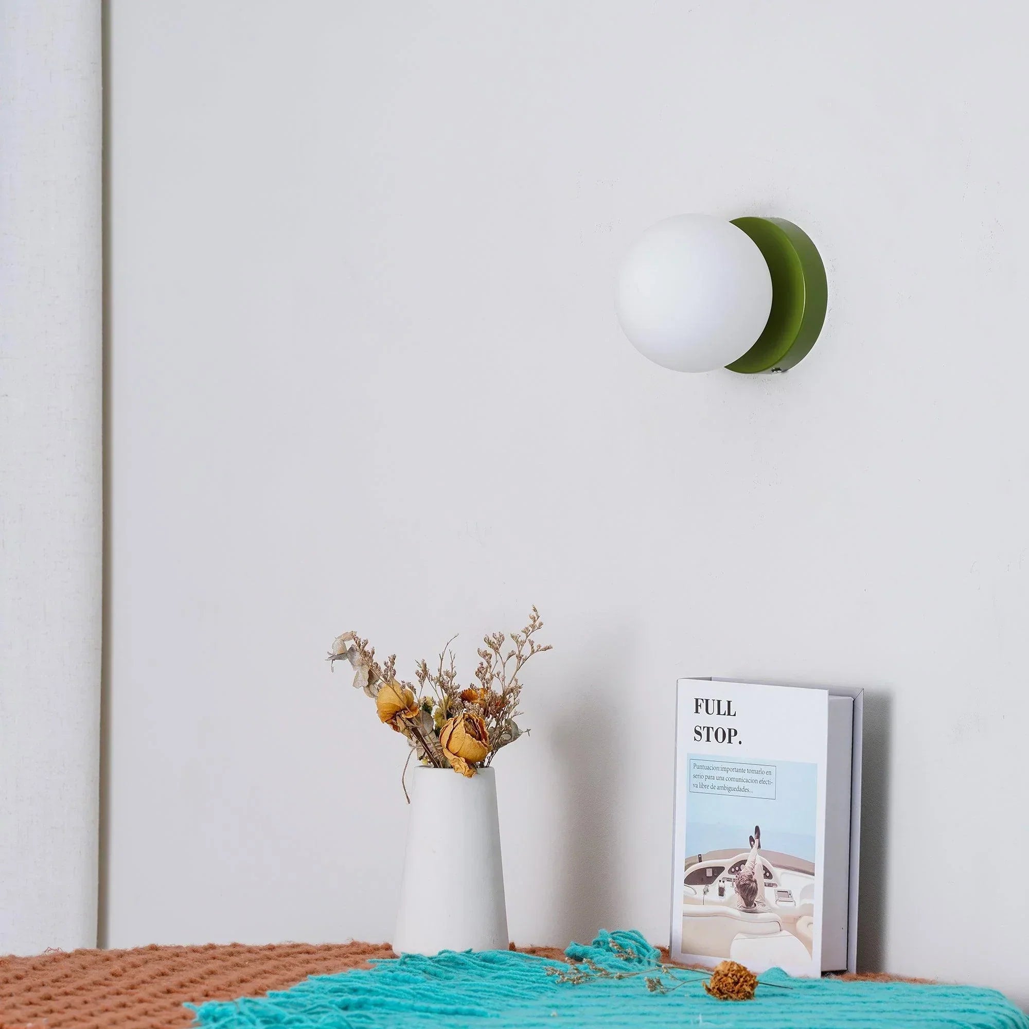 Minimalistyczna skandynawska okrągła szklana lampa ścienna