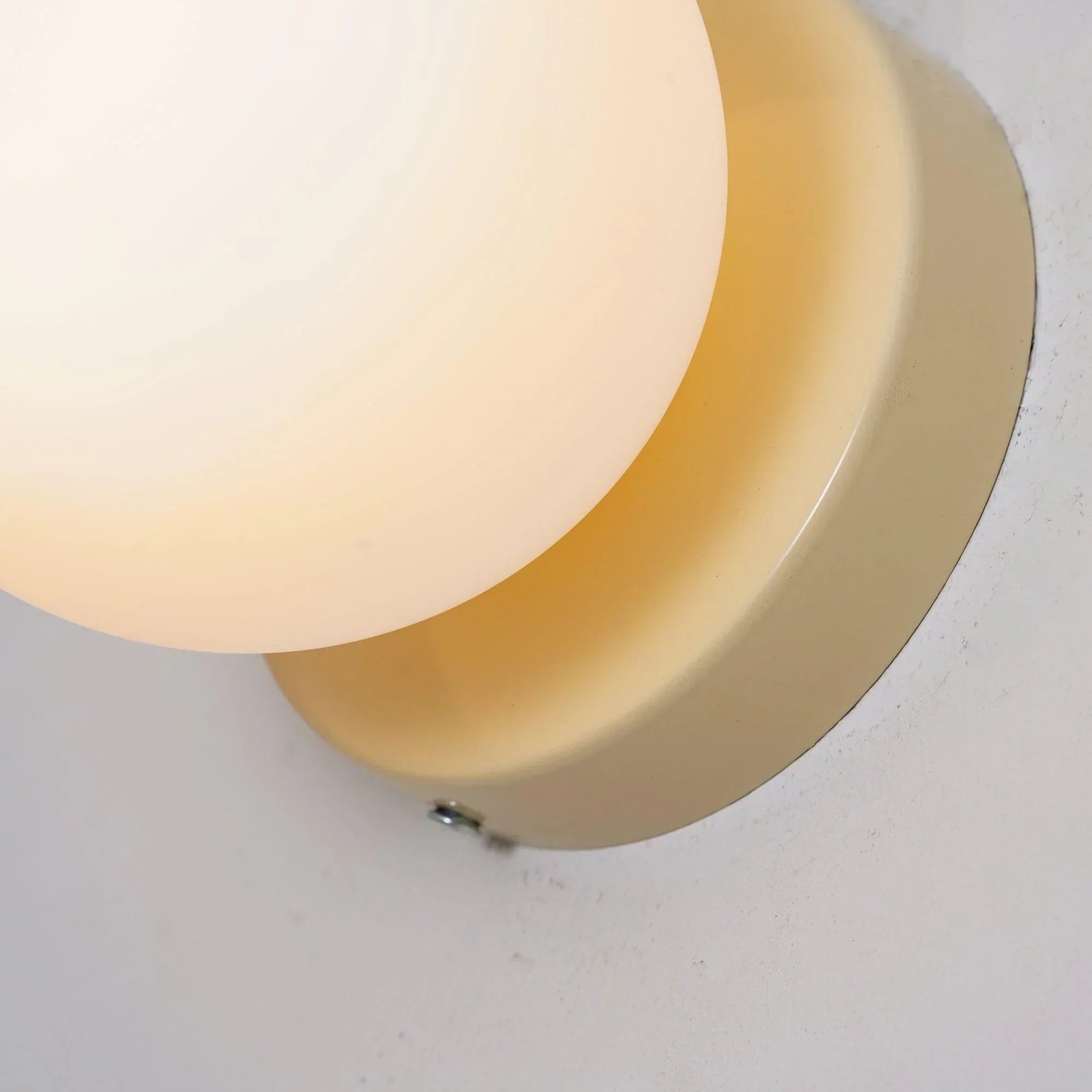 Minimalistyczna skandynawska okrągła szklana lampa ścienna