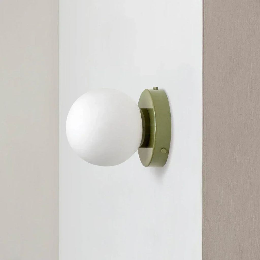 Minimalistyczna skandynawska okrągła szklana lampa ścienna