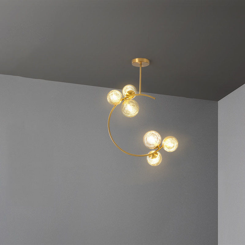 Przytulna skandynawska szklana lampa sufitowa w zakrzywionego globusa