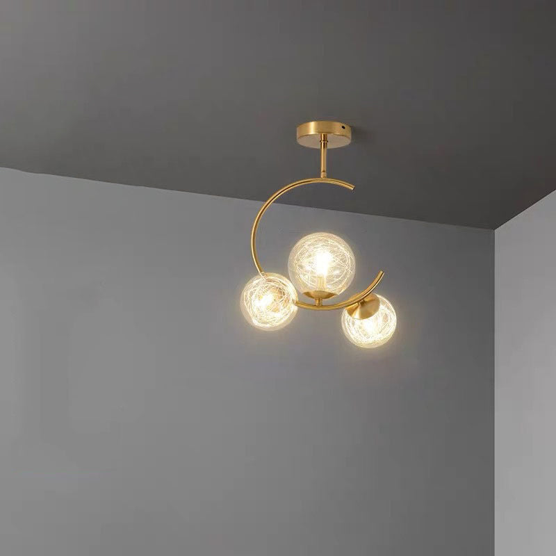 Przytulna skandynawska szklana lampa sufitowa w zakrzywionego globusa