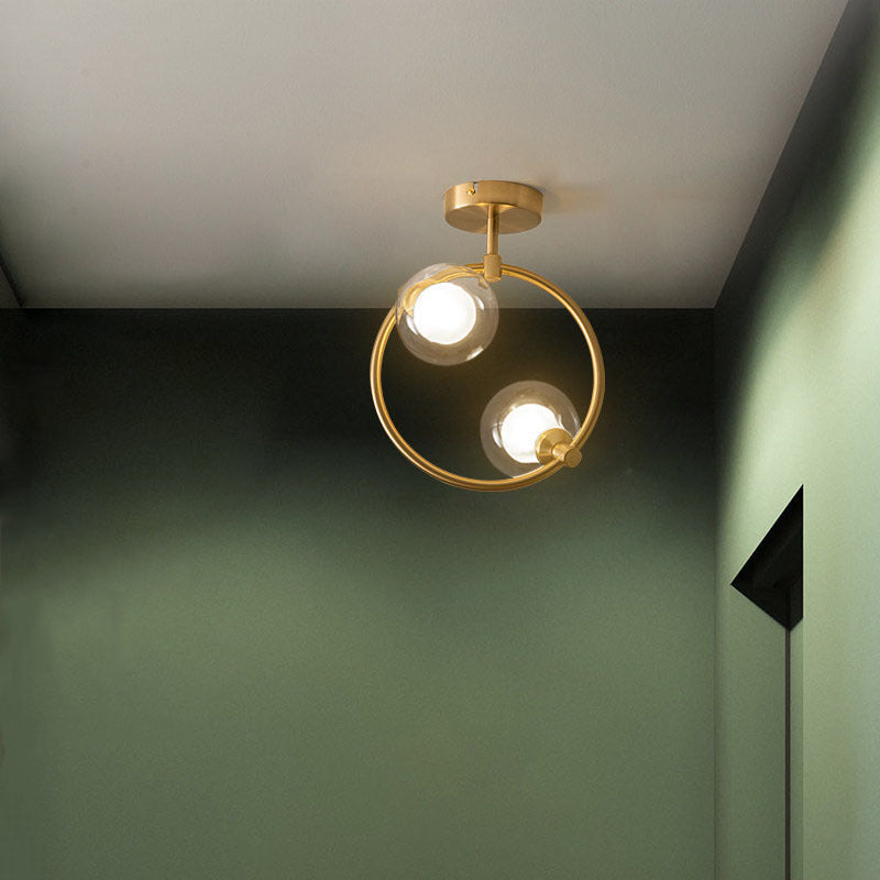 Przytulna skandynawska szklana lampa sufitowa w zakrzywionego globusa