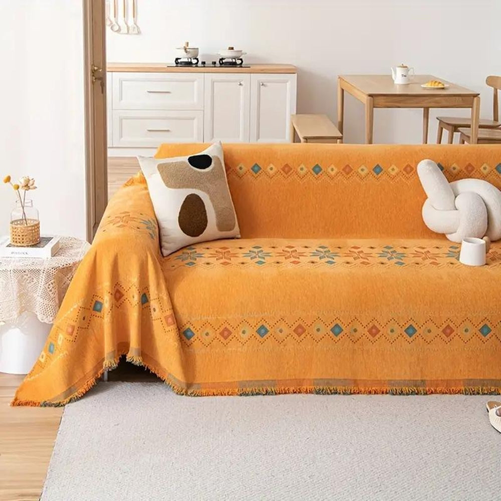 Stylowa sofa z frędzlami w stylu bohemy do wnętrz domowych