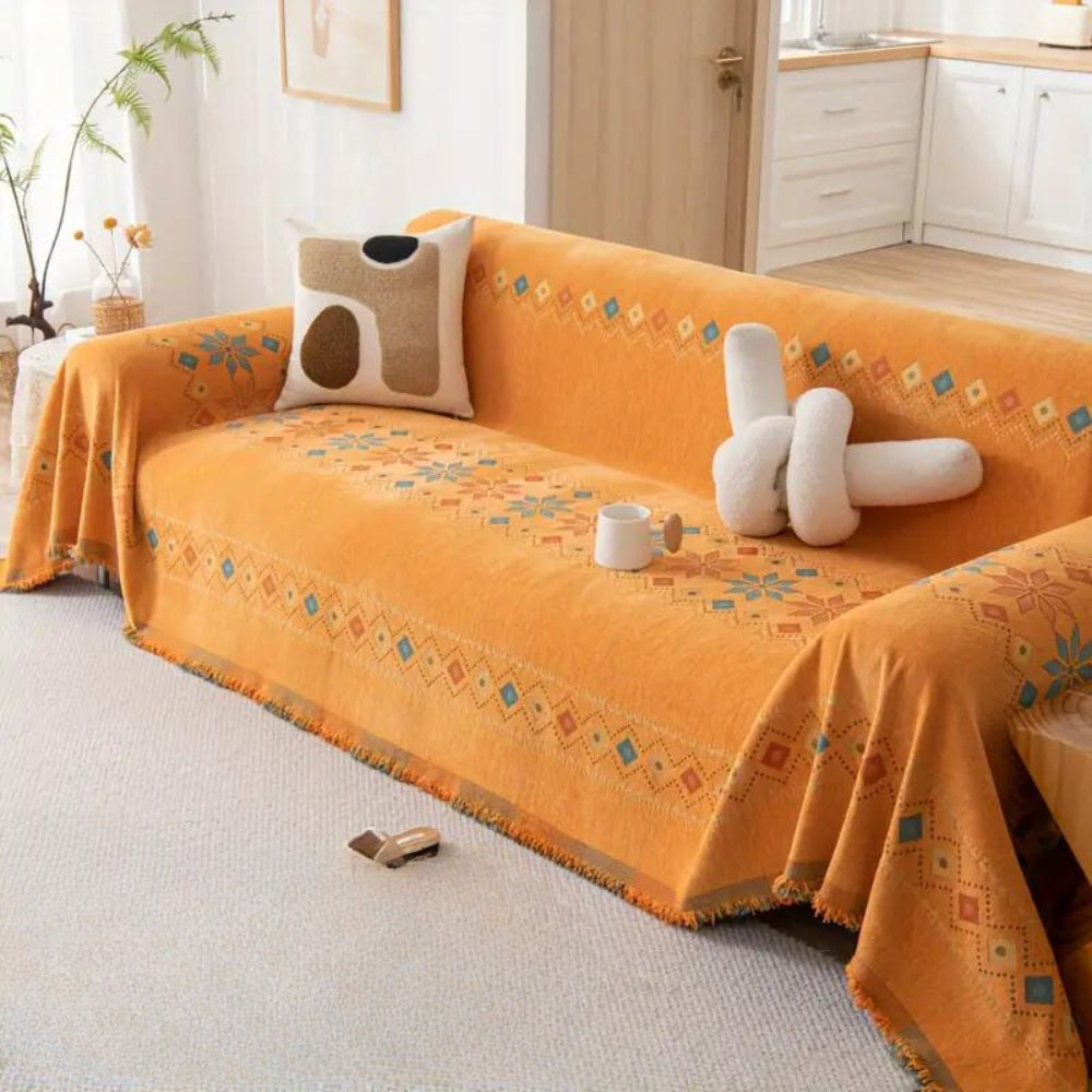 Stylowa sofa z frędzlami w stylu bohemy do wnętrz domowych