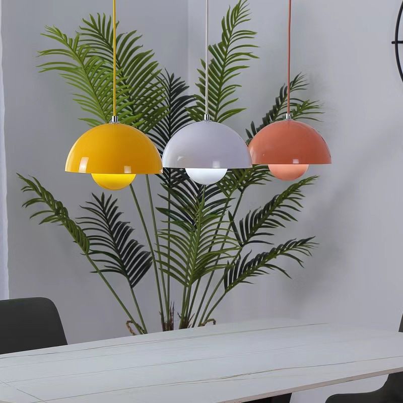 Nowoczesna lampa wisząca z unoszącym się kulistym blaskiem
