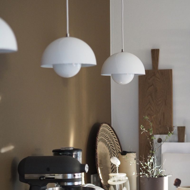 Nowoczesna lampa wisząca z unoszącym się kulistym blaskiem