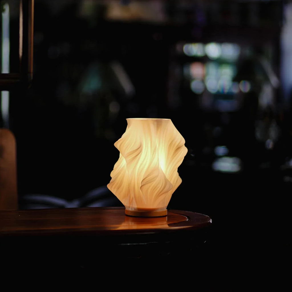 Lampa stołowa o rzeźbionym wzorze fal z zasilaniem USB