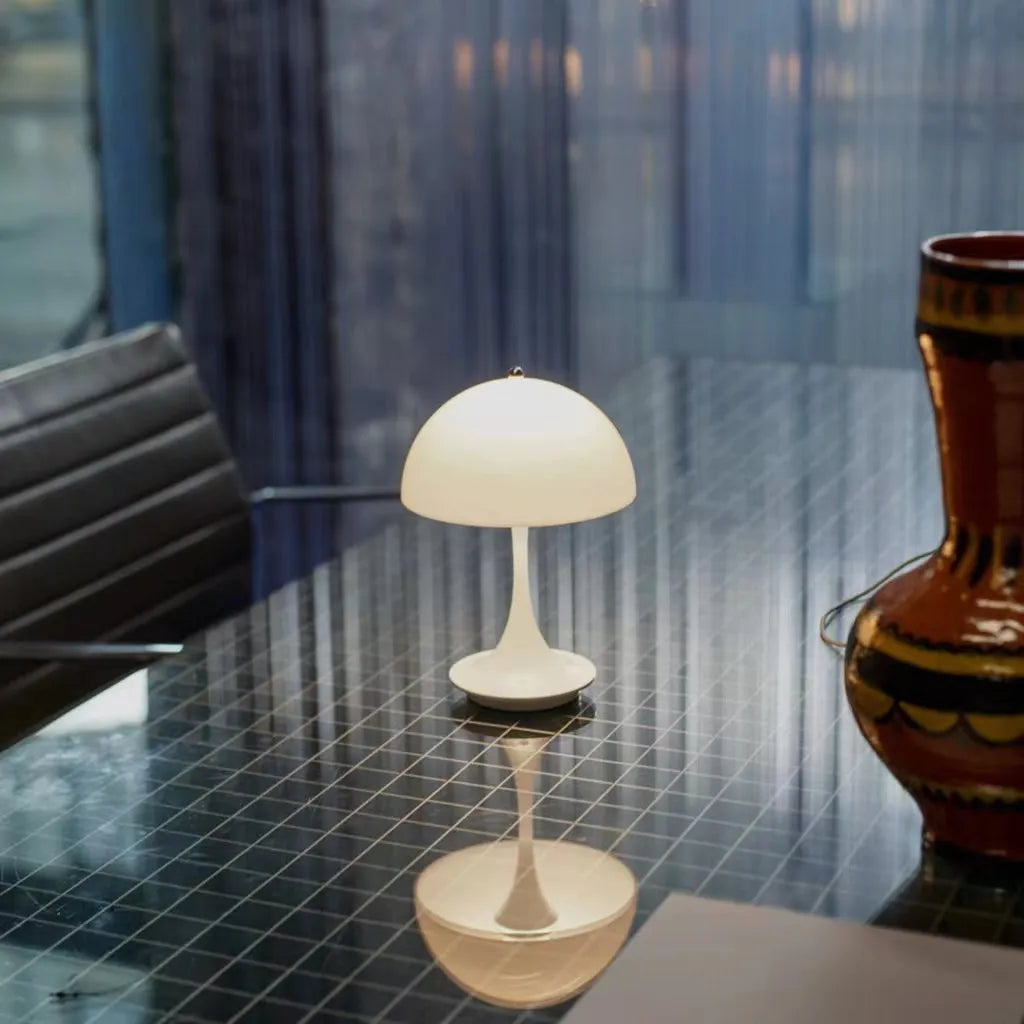 Elegancka bezprzewodowa lampa stołowa LED z regulowanym światłem