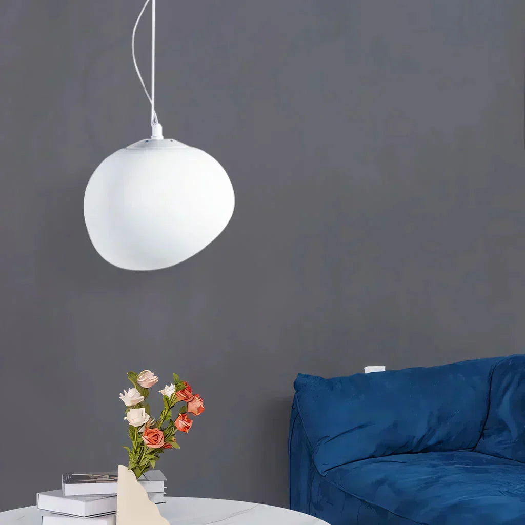 Artystyczna lampa wisząca z matowego szkła z kamykami do jadalni i salonów