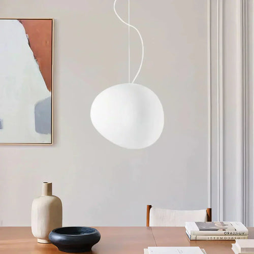 Artystyczna lampa wisząca z matowego szkła z kamykami do jadalni i salonów