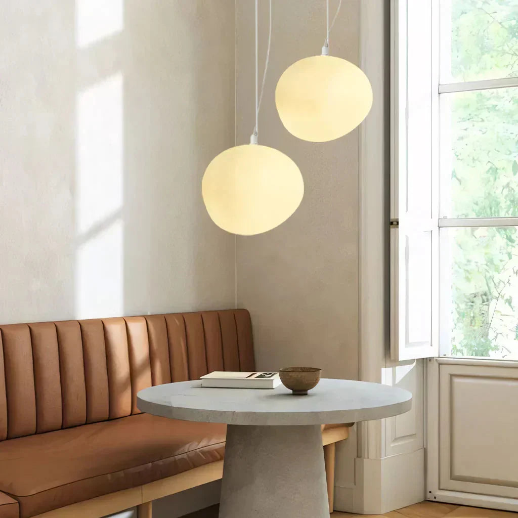 Artystyczna lampa wisząca z matowego szkła z kamykami do jadalni i salonów